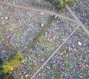 Lankytojų paliktos palapinės ir &scaron;iuk&scaron;lės po Redingo festivalio Didžiojoje Britanijoje