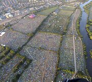 Lankytojų paliktos palapinės ir &scaron;iuk&scaron;lės po Redingo festivalio Didžiojoje Britanijoje