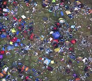 Lankytojų paliktos palapinės ir &scaron;iuk&scaron;lės po Redingo festivalio Didžiojoje Britanijoje