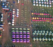 Lankytojų paliktos palapinės ir &scaron;iuk&scaron;lės po Redingo festivalio Didžiojoje Britanijoje