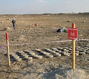 Surinktos sausumos minos netoli archeologinės kasimvietės