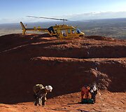 Australijoje i&scaron;gelbėti Uluru uolos ply&scaron;yje įstrigę trys vyrai