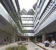 Masdaro miestas Jungtiniuose Arabų Emyratuose, suplanuotas kaip 100% ekologi&scaron;kas miestas &scaron;iuo metu apytu&scaron;tis