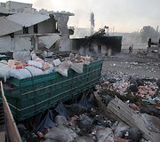 Sirijoje subombarduota humanitarinę pagalbą gabenusi sunkvežimių vilkstinė