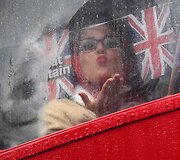 Moteris senovinių automobilių lenktynėse Didžiojoje Britanijoje