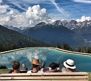 Žmonės mėgaujasi geru oru Austrijos kalnuose