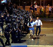 &Scaron;iaurės Karolinoje įsiplieskė nauji susirėmimai dėl policijos nu&scaron;auto juodaodžio