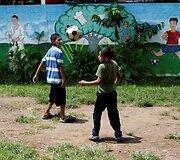 Dėl gaujų smurto namus palikę salvadoriečiai glaudžiasi saugomose stovyklose