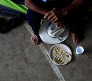 Dėl gaujų smurto namus palikę salvadoriečiai glaudžiasi saugomose stovyklose