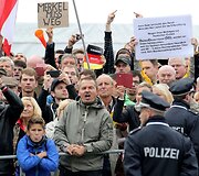 Vokietijos kanclerė per &scaron;alies suvienijimo metinių minėjimą Dresdene pasitikta protestuotojų užgaulėmis