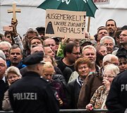 Vokietijos kanclerė per &scaron;alies suvienijimo metinių minėjimą Dresdene pasitikta protestuotojų užgaulėmis