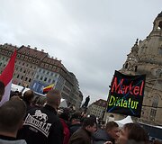 Vokietijos kanclerė per &scaron;alies suvienijimo metinių minėjimą Dresdene pasitikta protestuotojų užgaulėmis
