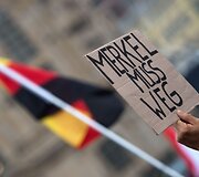Vokietijos kanclerė per &scaron;alies suvienijimo metinių minėjimą Dresdene pasitikta protestuotojų užgaulėmis