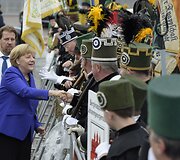 Vokietijos kanclerė per &scaron;alies suvienijimo metinių minėjimą Dresdene pasitikta protestuotojų užgaulėmis