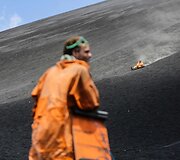 Nikaragvoje turistai kviečiami leistis nuo ugnikalnio &scaron;laito