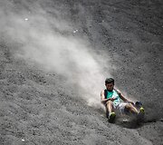 Nikaragvoje turistai kviečiami leistis nuo ugnikalnio &scaron;laito