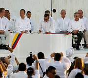Juanui Manueliui Santosui premija skirta už pastangas nutraukti pusę &scaron;imtmečio Kolumbiją krečiantį konfliktą su sukilėlių grupuote FARC