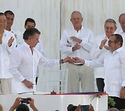 Juanui Manueliui Santosui premija skirta už pastangas nutraukti pusę &scaron;imtmečio Kolumbiją krečiantį konfliktą su sukilėlių grupuote FARC