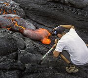 Mike'o Mezeulo Havajuose fotografuota į vandenį tekanti lava