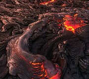 Mike'o Mezeulo Havajuose fotografuota į vandenį tekanti lava