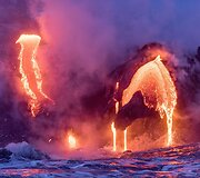 Mike'o Mezeulo Havajuose fotografuota į vandenį tekanti lava