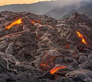 Mike'o Mezeulo Havajuose fotografuota į vandenį tekanti lava