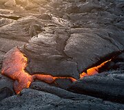 Mike'o Mezeulo Havajuose fotografuota į vandenį tekanti lava