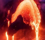 Mike'o Mezeulo Havajuose fotografuota į vandenį tekanti lava