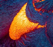 Mike'o Mezeulo Havajuose fotografuota į vandenį tekanti lava