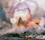 Mike'o Mezeulo Havajuose fotografuota į vandenį tekanti lava