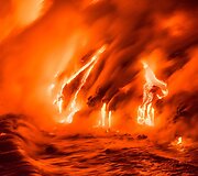 Mike'o Mezeulo Havajuose fotografuota į vandenį tekanti lava