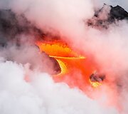Mike'o Mezeulo Havajuose fotografuota į vandenį tekanti lava