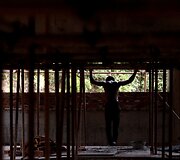 Vaikinas Kinijoje tapo socialinių tinklų žvaigžde, ėmęs filmuoti savo treniruotes statybų aik&scaron;telėje po darbo