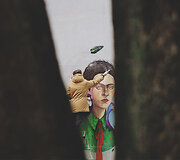 Menininkė Paulė Bocullaitė ir jos Frida Kahlo pie&scaron;inys ant statistikos departamento pastato sienos