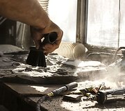 Mėgėjas fosilijų medžiotojas rastą 2 metrų ilgio fosiliją suskaldė į 300 dalių ir parsigabenęs namo vėl ją suklijavo