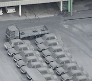 Automobiliai padengti ugnikalnio pelenais Japonijoje