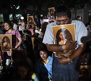 Tailandiečiai gedi po ilgos ligos mirusio mylimo monarcho Bhumibolo Adulyadejo