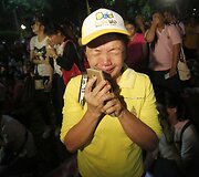 Tailandiečiai gedi po ilgos ligos mirusio mylimo monarcho Bhumibolo Adulyadejo