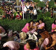 Tailandiečiai gedi po ilgos ligos mirusio mylimo monarcho Bhumibolo Adulyadejo