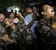 Tailandiečiai gedi po ilgos ligos mirusio mylimo monarcho Bhumibolo Adulyadejo