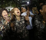 Tailandiečiai gedi po ilgos ligos mirusio mylimo monarcho Bhumibolo Adulyadejo
