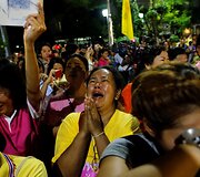 Tailandiečiai gedi po ilgos ligos mirusio mylimo monarcho Bhumibolo Adulyadejo