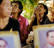 Tailandiečiai gedi po ilgos ligos mirusio mylimo monarcho Bhumibolo Adulyadejo