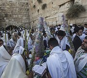 Tūkstančiai žydų susirinko prie Vakarų sienos vadinamajam &scaron;ventikų palaiminimui