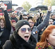 Per Lenkiją ritasi nauja protestų banga dėl planų suvaržyti moterų teisę nutraukti nė&scaron;tumą