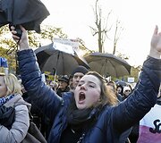 Per Lenkiją ritasi nauja protestų banga dėl planų suvaržyti moterų teisę nutraukti nė&scaron;tumą