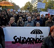 Per Lenkiją ritasi nauja protestų banga dėl planų suvaržyti moterų teisę nutraukti nė&scaron;tumą