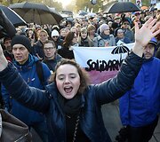 Per Lenkiją ritasi nauja protestų banga dėl planų suvaržyti moterų teisę nutraukti nė&scaron;tumą