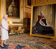 Didžiosios Britanijos karalienė prie savo portreto