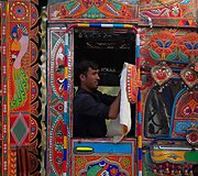 Vairuotojas valo savo dekoruoto sunkvežimio veidrodėlį Pakistane